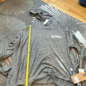 UNIVERSITY OF DELAWARE LIGHTWEIGHT HOODED PULLOVER NWT MEDIUM